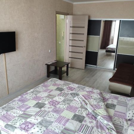 1-Room Apartment In The Center Zaporizhia Bagian luar foto