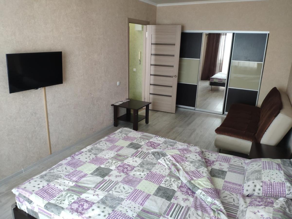 1-Room Apartment In The Center Zaporizhia Bagian luar foto