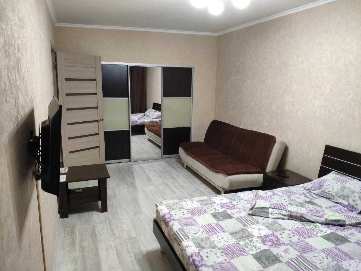 1-Room Apartment In The Center Zaporizhia Bagian luar foto